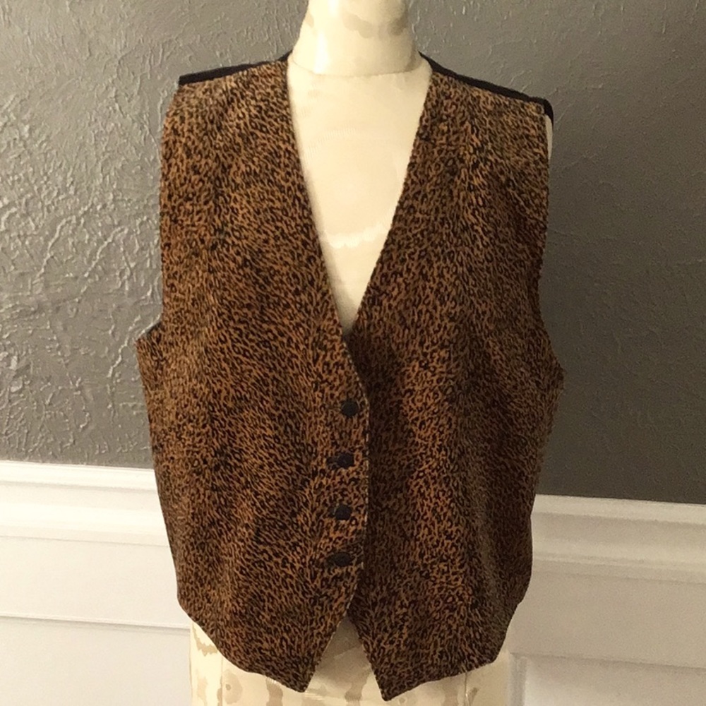 Karen Scott 4 button animal print front vest.